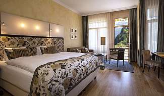 Lenkerhof gourmet spa resort in Adelboden – Geräumiges Doppelzimmer mit Sitzbereich und Bergblick | Wellnesshotel Berner Oberland
