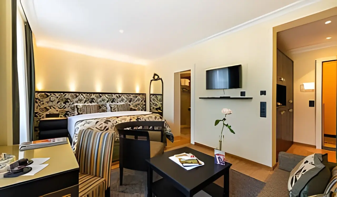 Lenkerhof gourmet spa resort in Adelboden – Komfortables Hotelzimmer mit Schreibtisch und TV | Wellnesshotel Berner Oberland