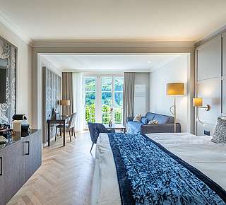 Lenkerhof gourmet spa resort in Adelboden – Helles Doppelzimmer mit Sitzbereich und Bergblick | Wellnesshotel Berner Oberland