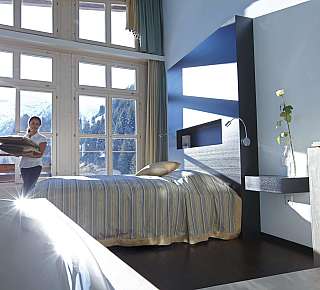 Lenkerhof gourmet spa resort in Adelboden – Hotelzimmer mit Bergblick und großen Fenstern | Wellnesshotel Berner Oberland