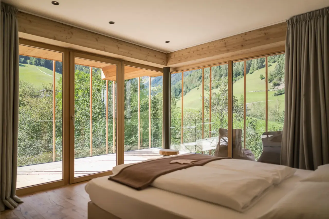 Naturhotel Rainer in Ratschings – Panoramazimmer mit Bergblick und Holzelementen | Wellnesshotel Südtirol