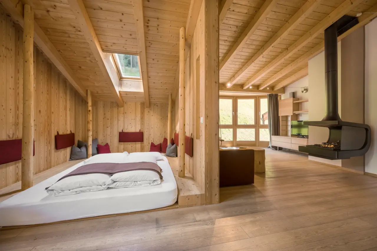 Naturhotel Rainer in Ratschings – Dachgeschoss-Suite mit Kamin und Holzbalken | Wellnesshotel Südtirol