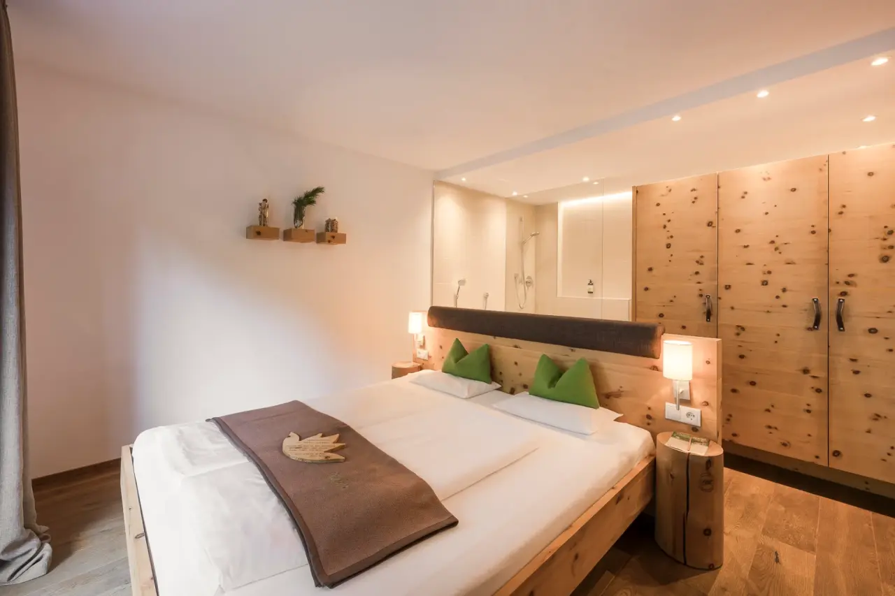 Naturhotel Rainer in Ratschings – Gemütliches Doppelzimmer mit Holzelementen und Dusche | Wellnesshotel Südtirol
