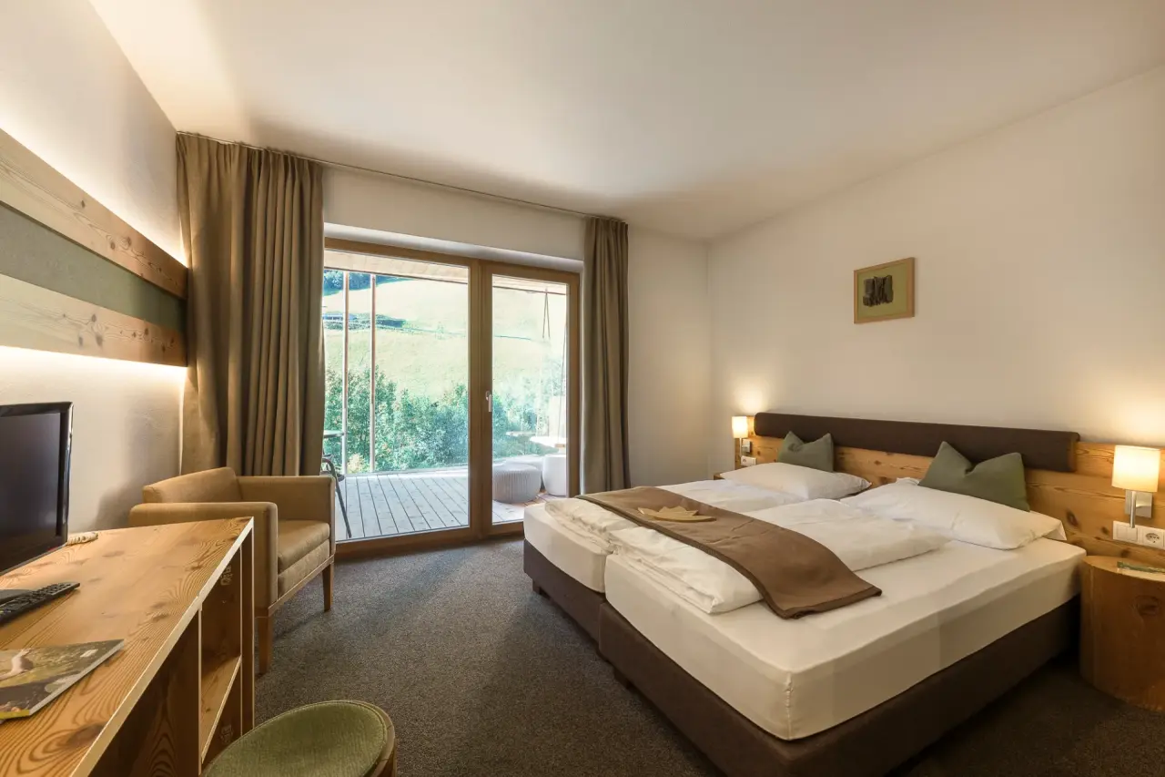 Naturhotel Rainer in Ratschings – Helles Hotelzimmer mit Balkon und Panoramablick auf die Berge | Wellnesshotel Südtirol