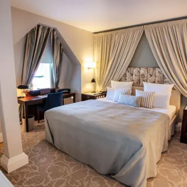 WEISSENHAUS Private Nature Luxury Resort in Hohwacht – Gemütliches Schlafzimmer mit Schreibtisch | Wellnesshotel Ostsee