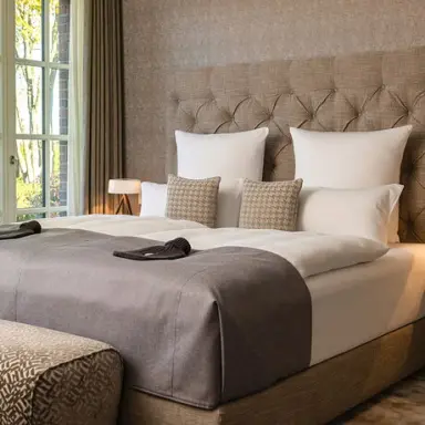 WEISSENHAUS Private Nature Luxury Resort in Hohwacht – Detailansicht des komfortablen Hotelbettes | Wellnesshotel Ostsee