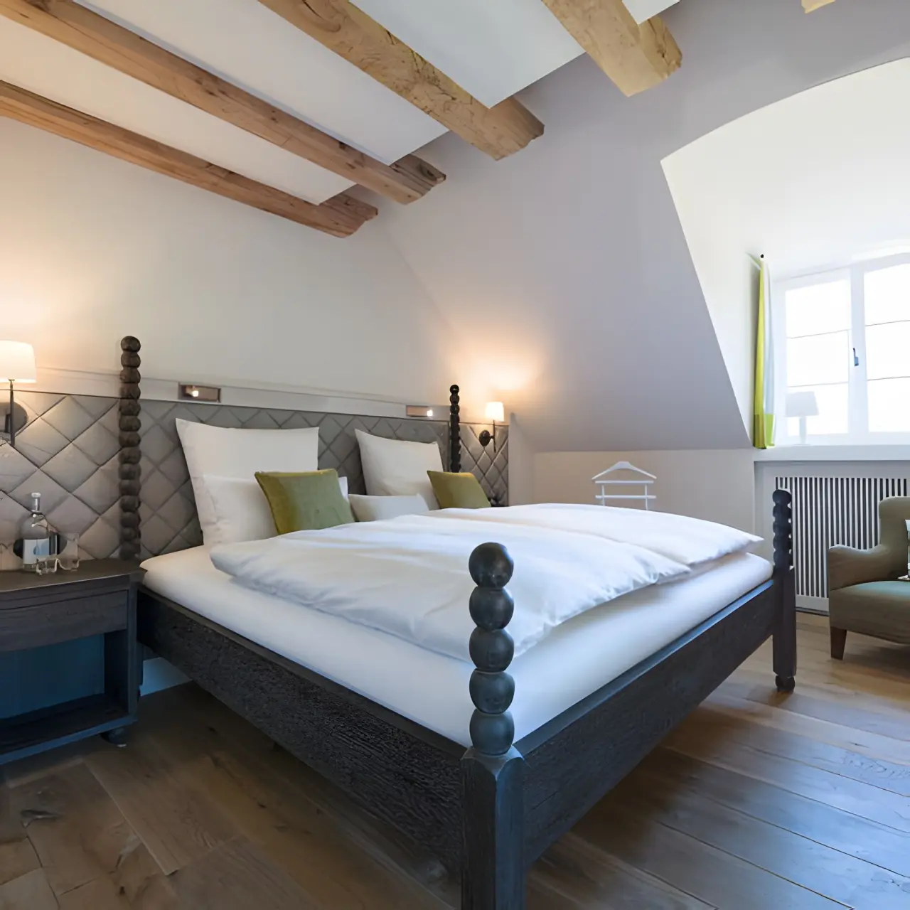 WEISSENHAUS Private Nature Luxury Resort in Hohwacht – Komfortables Doppelzimmer mit Holzbalken | Wellnesshotel Ostsee