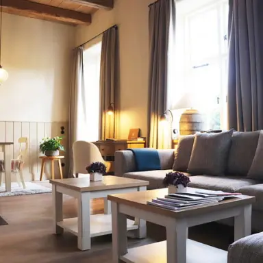 WEISSENHAUS Private Nature Luxury Resort in Hohwacht – Gemütlicher Wohnbereich einer Suite | Wellnesshotel Ostsee