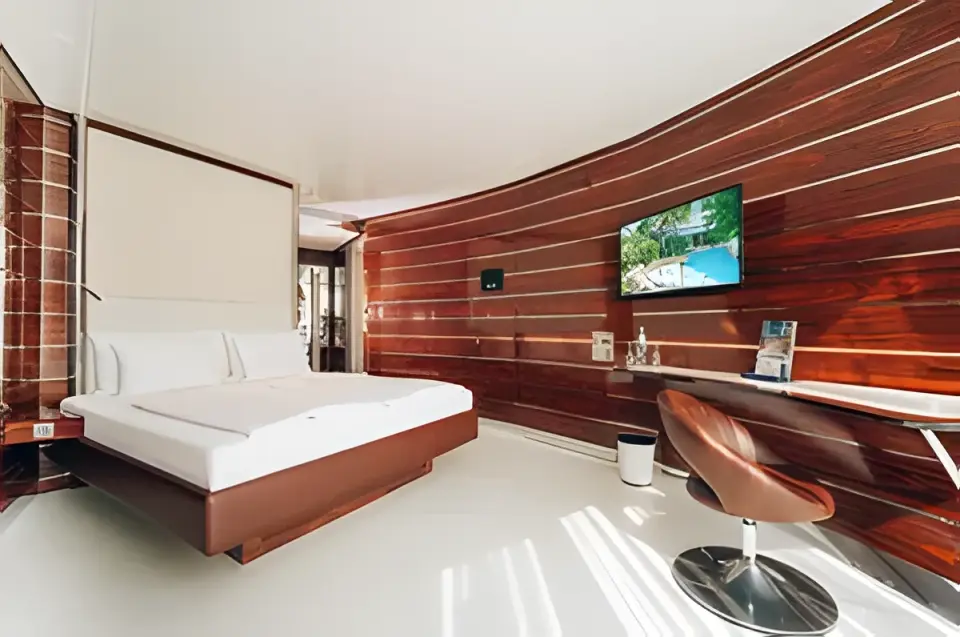 Hotel Victory Therme Erding in München – Modernes Doppelzimmer mit Holzakzenten | Wellnesshotel Bayern