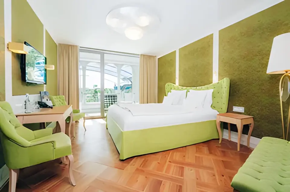 Hotel Victory Therme Erding in München – Elegantes Doppelzimmer mit grünen Akzenten und Balkon | Wellnesshotel Bayern