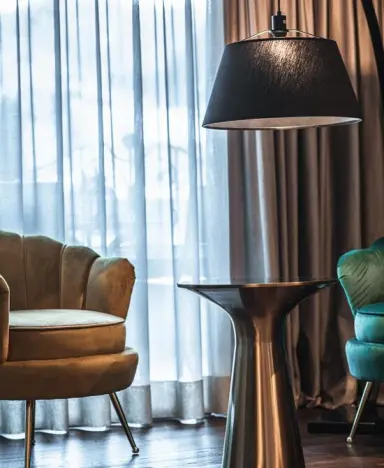 Alpin Garden Luxury Maison & Spa in St. Ulrich in Gröden – Stilvolle Sessel und Beistelltisch im Hotel | Wellnesshotel Gröden