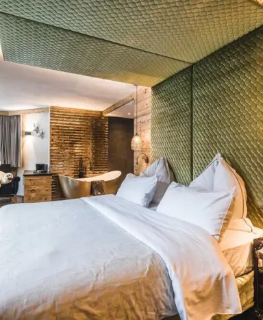 Alpin Garden Luxury Maison & Spa in St. Ulrich in Gröden – Elegantes Doppelzimmer mit freistehender Badewanne | Wellnesshotel Gröden
