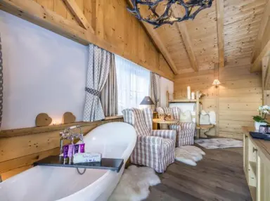 Alpin Garden Luxury Maison & Spa in St. Ulrich in Gröden – Freistehende Badewanne im luxuriösen Hotelzimmer | Wellnesshotel Gröden