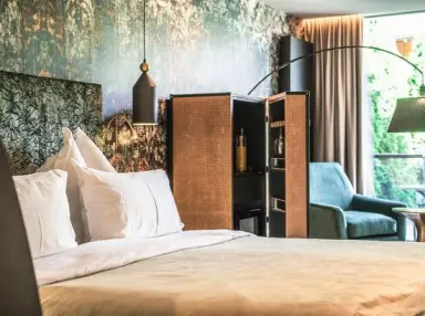 Alpin Garden Luxury Maison & Spa in St. Ulrich in Gröden – Komfortables Doppelzimmer mit Minibar und Sitzbereich | Wellnesshotel Gröden