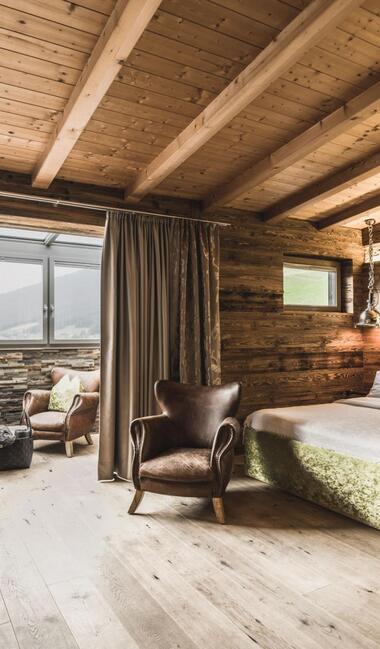 Alpin Garden Luxury Maison & Spa in St. Ulrich in Gröden – Gemütliches Zimmer mit Bergblick und Ledersesseln | Wellnesshotel Gröden