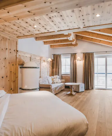 Alpin Garden Luxury Maison & Spa in St. Ulrich in Gröden – Helles Doppelzimmer im alpinen Stil mit Balkon | Wellnesshotel Gröden