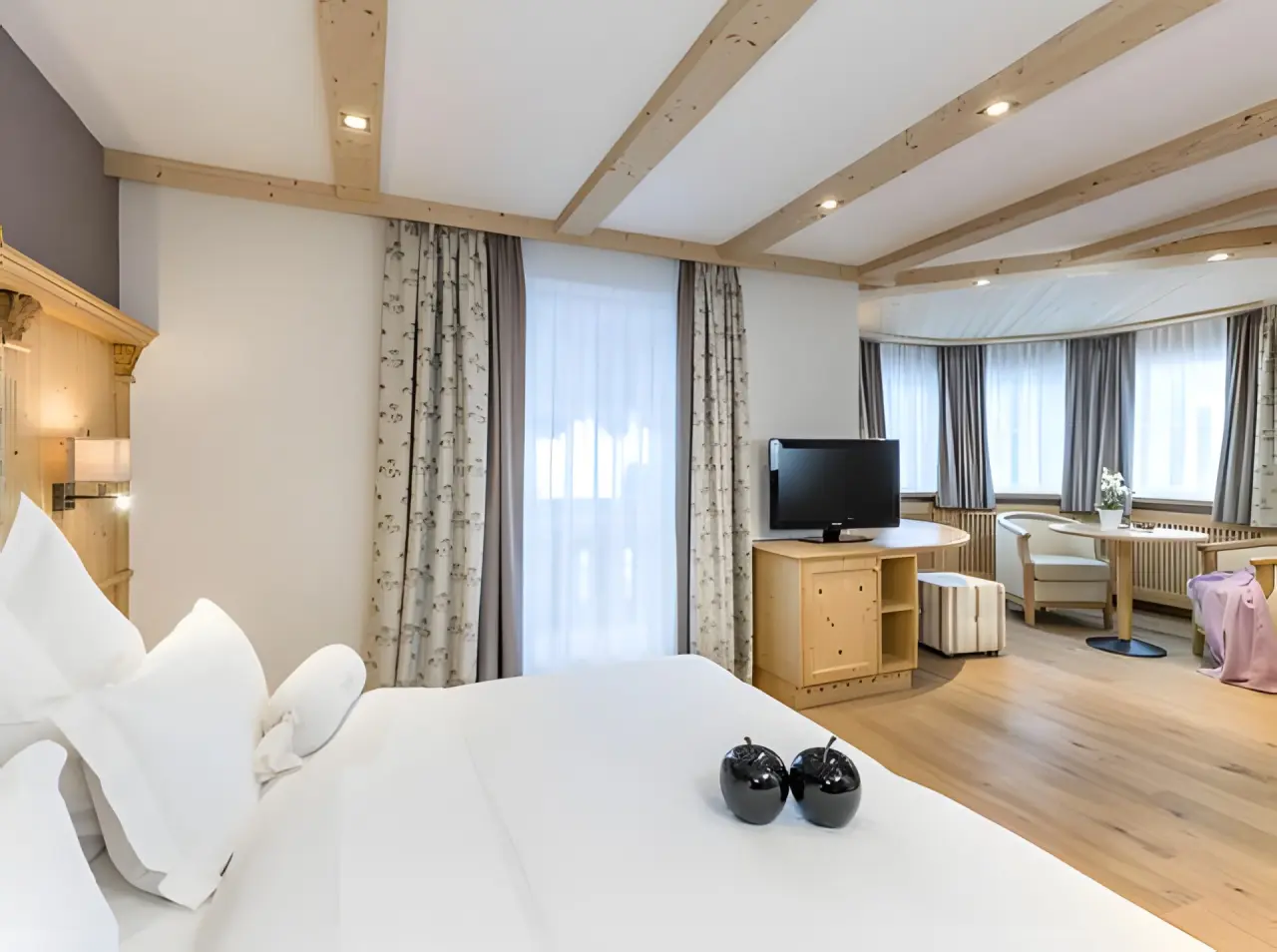 Alpin Garden Luxury Maison & Spa in St. Ulrich in Gröden – Komfortables Doppelzimmer mit Balkon | Wellnesshotel Südtirol