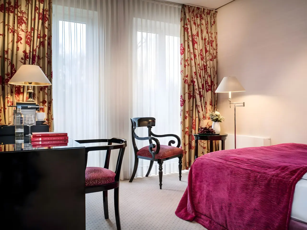 Parkhotel Bremen in Bremen – Komfortables Hotelzimmer mit Schreibtisch und Fenster | Wellnesshotel Bremen
