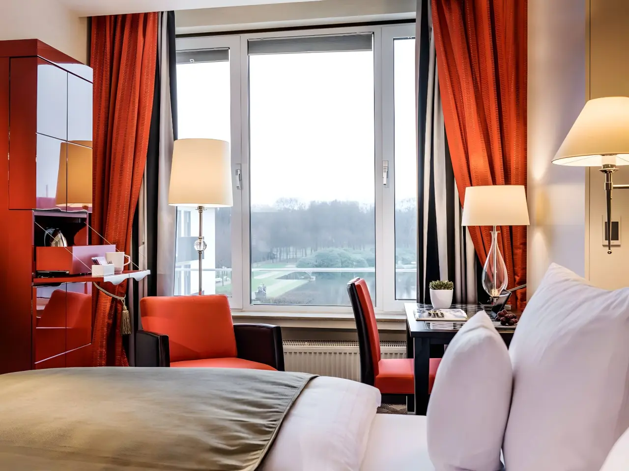 Parkhotel Bremen in Bremen – Helles Hotelzimmer mit Blick auf den Park und See | Wellnesshotel Bremen