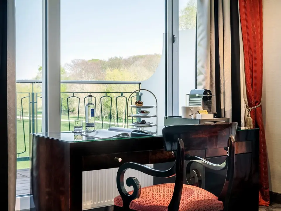 Parkhotel Bremen in Bremen – Schreibtisch im Zimmer mit Kaffeemaschine und Parkblick | Wellnesshotel Bremen
