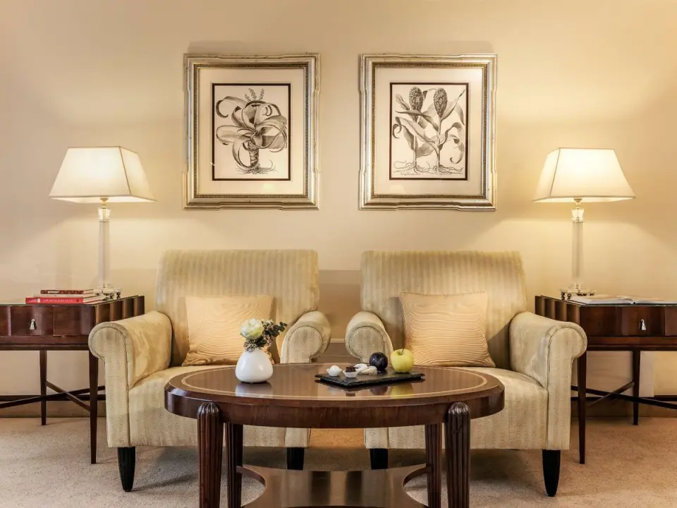 Parkhotel Bremen in Bremen – Gemütlicher Sitzbereich in einer Suite mit eleganten Sesseln | Wellnesshotel Bremen