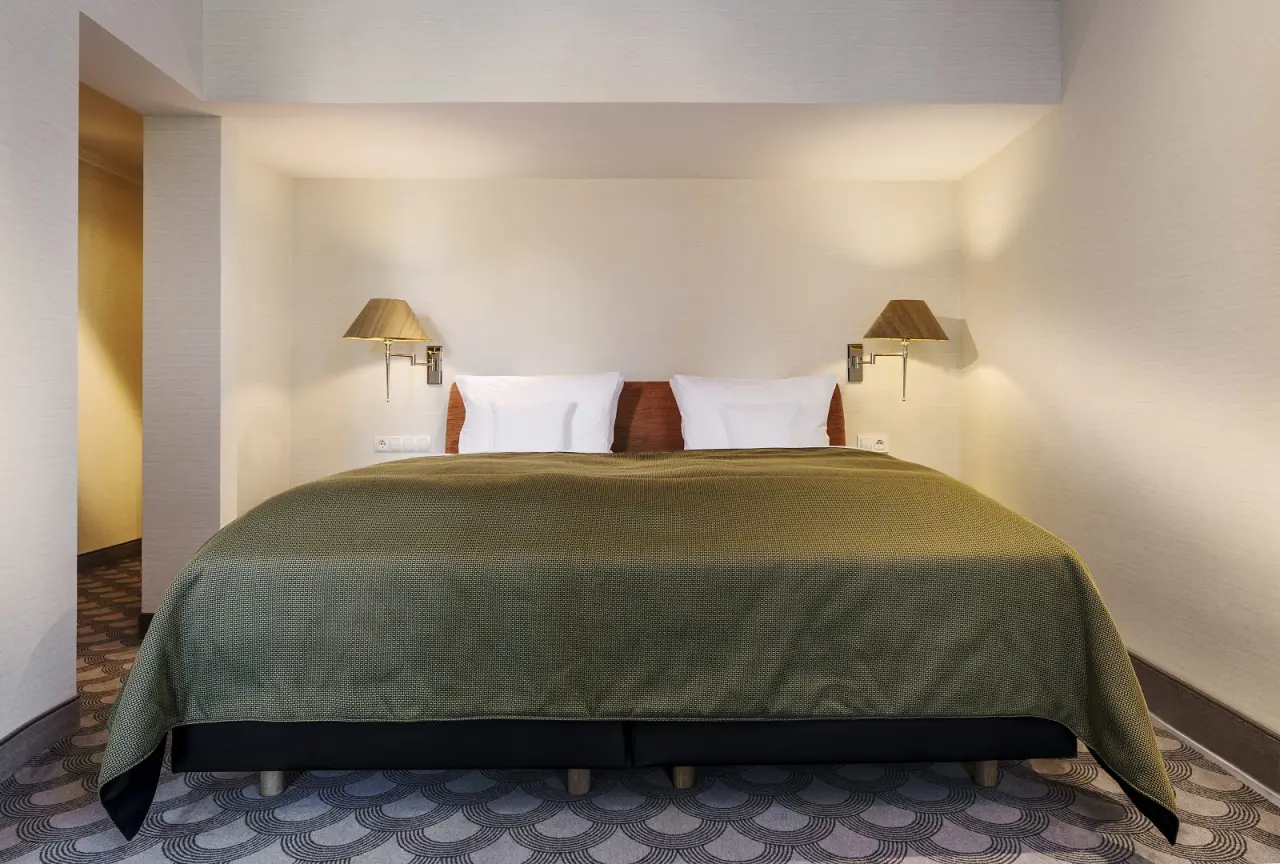 Parkhotel Bremen in Bremen – Komfortables Doppelbett in einem modernen Hotelzimmer | Wellnesshotel Bremen