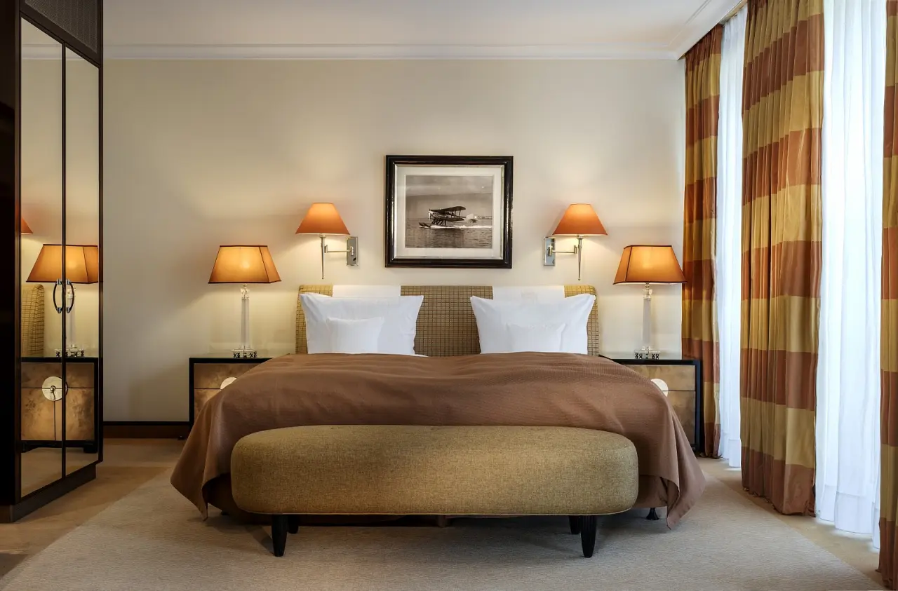 Parkhotel Bremen in Bremen – Elegantes Schlafzimmer mit großem Bett und stilvoller Beleuchtung | Wellnesshotel Bremen
