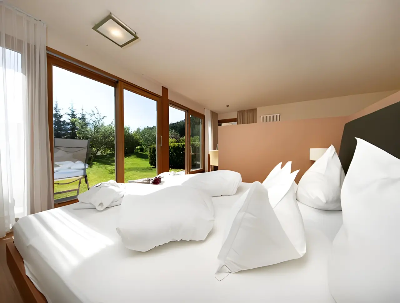 Green Luxury Hotel Pfösl in Welschnofen – Komfortables Zimmer mit Blick in den Hotelgarten | Wellnesshotel Südtirol
