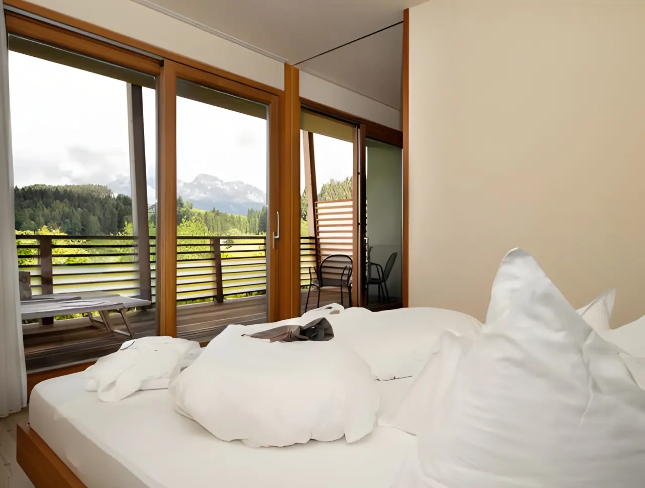 Green Luxury Hotel Pfösl in Welschnofen – Zimmer mit Balkon und Panoramablick auf die Berge | Wellnesshotel Südtirol