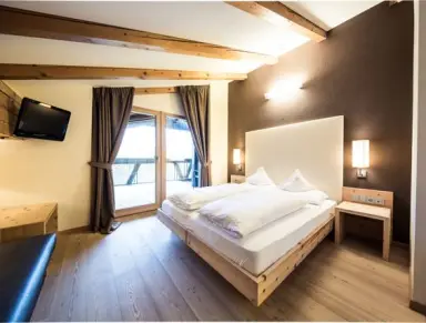 Green Luxury Hotel Pfösl in Welschnofen – Gemütliches Zimmer mit Holzbalken und Balkon | Wellnesshotel Südtirol