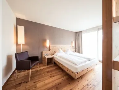 Green Luxury Hotel Pfösl in Welschnofen – Helles Doppelzimmer mit Holzelementen | Wellnesshotel Südtirol