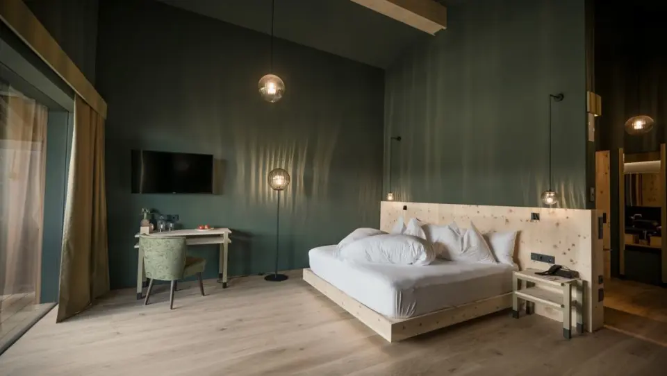 Green Luxury Hotel Pfösl in Welschnofen – Stilvolles Doppelzimmer mit dunkelgrünen Wänden | Wellnesshotel Südtirol