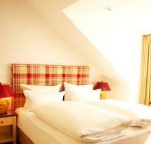 Fuchsbau Romantik Hotel in Timmendorfer Strand – Doppelzimmer im Dachgeschoss mit Karomuster | Wellnesshotel Ostsee