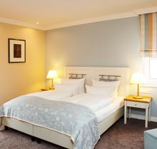 Fuchsbau Romantik Hotel in Timmendorfer Strand – Helles Doppelzimmer mit blauen Akzenten | Wellnesshotel Ostsee