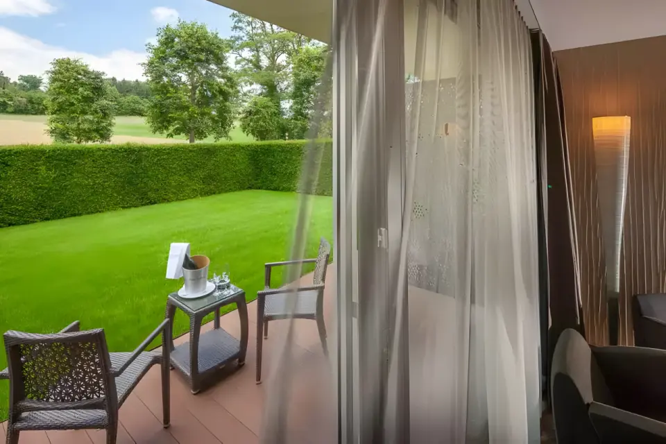 Wellnesshotel Golf Panorama in Konstanz – Balkon mit privater Terrasse und Gartenblick | Wellnesshotel Bodensee