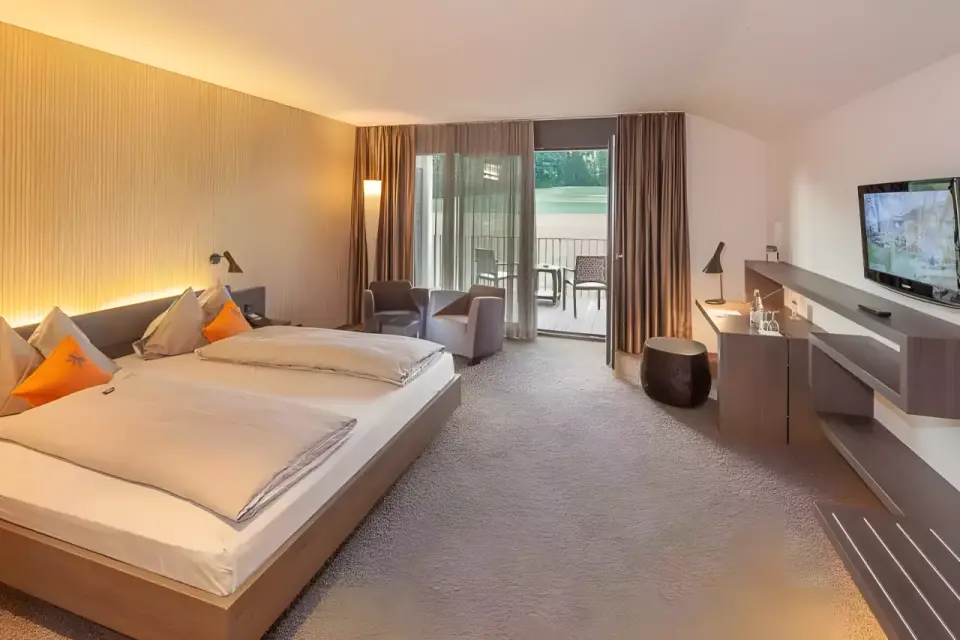 Wellnesshotel Golf Panorama in Konstanz – Komfortables Hotelzimmer mit Balkonblick | Wellnesshotel Bodensee
