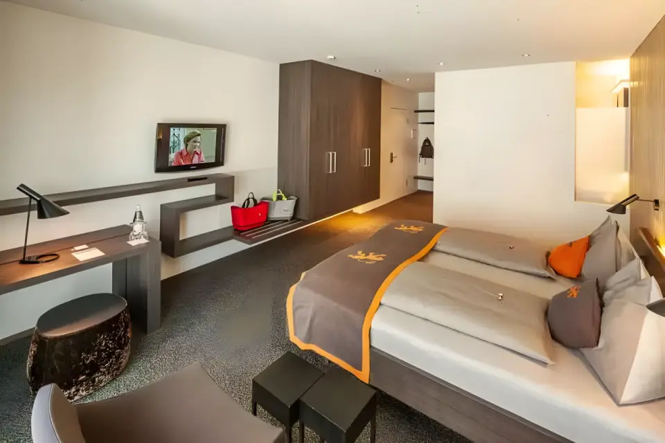 Wellnesshotel Golf Panorama in Konstanz – Modernes Doppelzimmer mit Schreibtisch | Wellnesshotel Bodensee