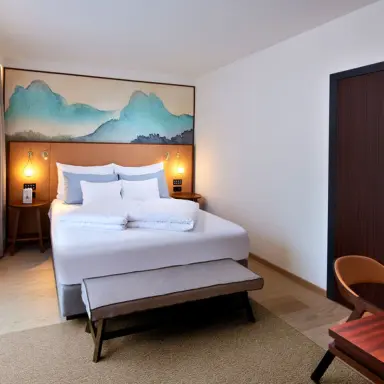 Seeglück Hotel Forelle in Millstatt am See – Modernes Doppelzimmer mit Bergblick | Wellnesshotel Kärnten