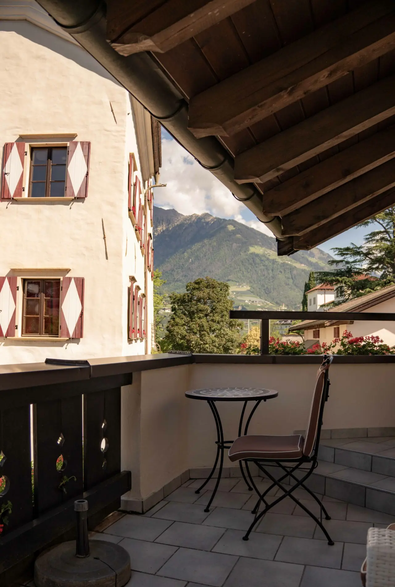 Schloss Rundegg in Meran – Balkon mit Bergblick und Sitzgelegenheit | Wellnesshotel Südtirol