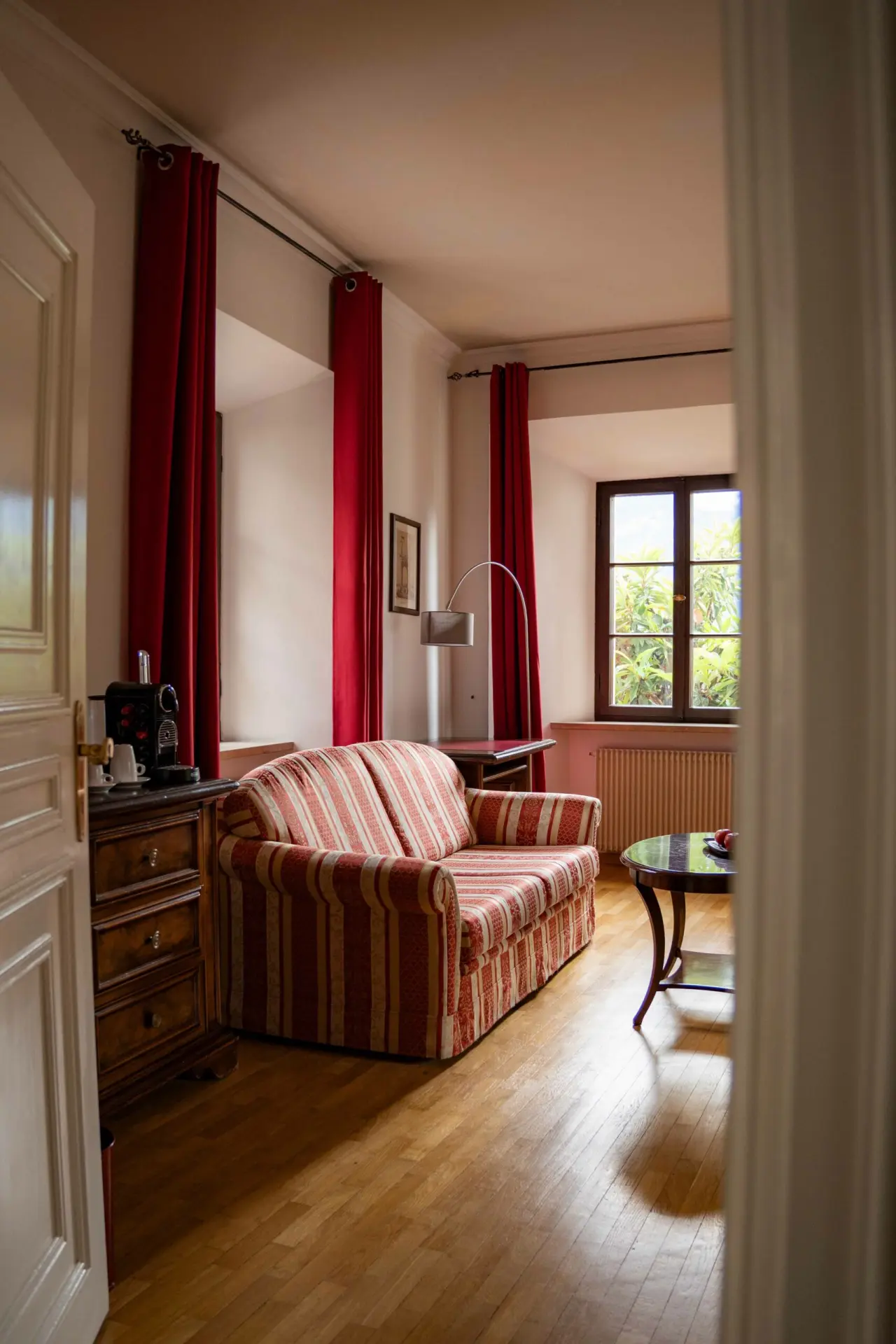 Schloss Rundegg in Meran – Gemütlicher Wohnbereich in einer Suite mit Sofa | Wellnesshotel Südtirol