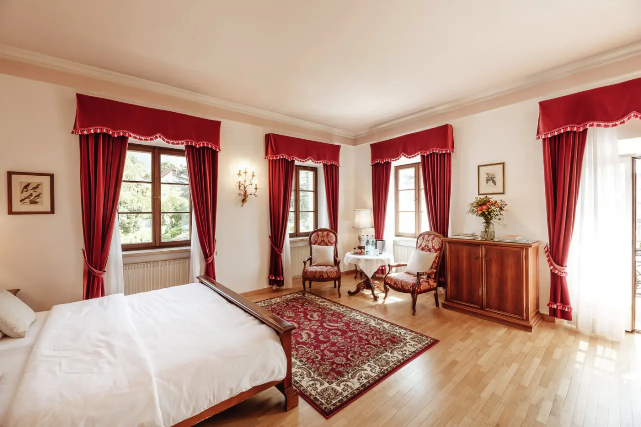 Schloss Rundegg in Meran – Helles Doppelzimmer mit klassischer Einrichtung und Sitzbereich | Wellnesshotel Südtirol