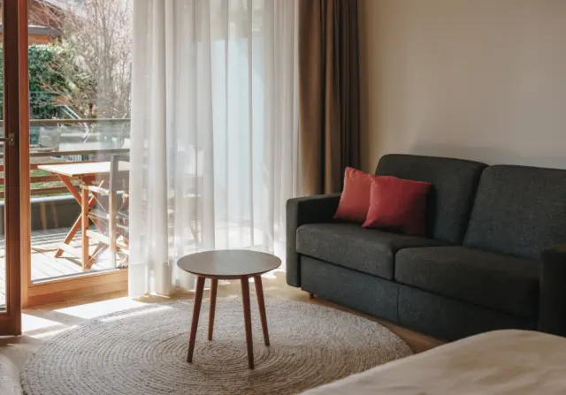 Hotel Schwarzschmied in Marling – Geräumiges Zimmer mit Sofa und Balkon | Wellnesshotel Südtirol