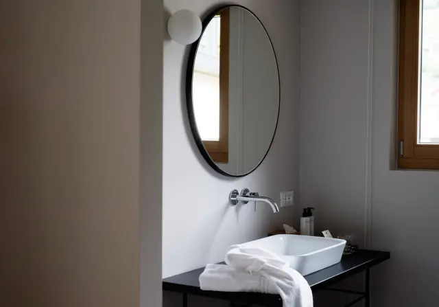 Hotel Schwarzschmied in Marling – Modernes Badezimmer mit Waschtisch und Spiegel | Wellnesshotel Südtirol