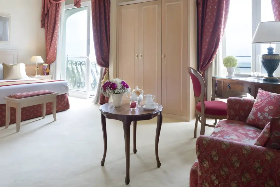 Hotel De Londres in Rimini – Klassisch eingerichtetes Hotelzimmer mit Balkonblick | Wellnesshotel Emilia-Romagna
