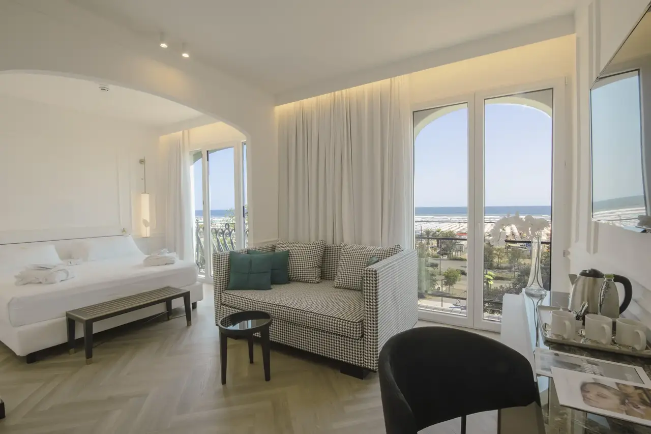 Hotel De Londres in Rimini – Modernes Hotelzimmer mit Meerblick und Sofa | Wellnesshotel Emilia-Romagna