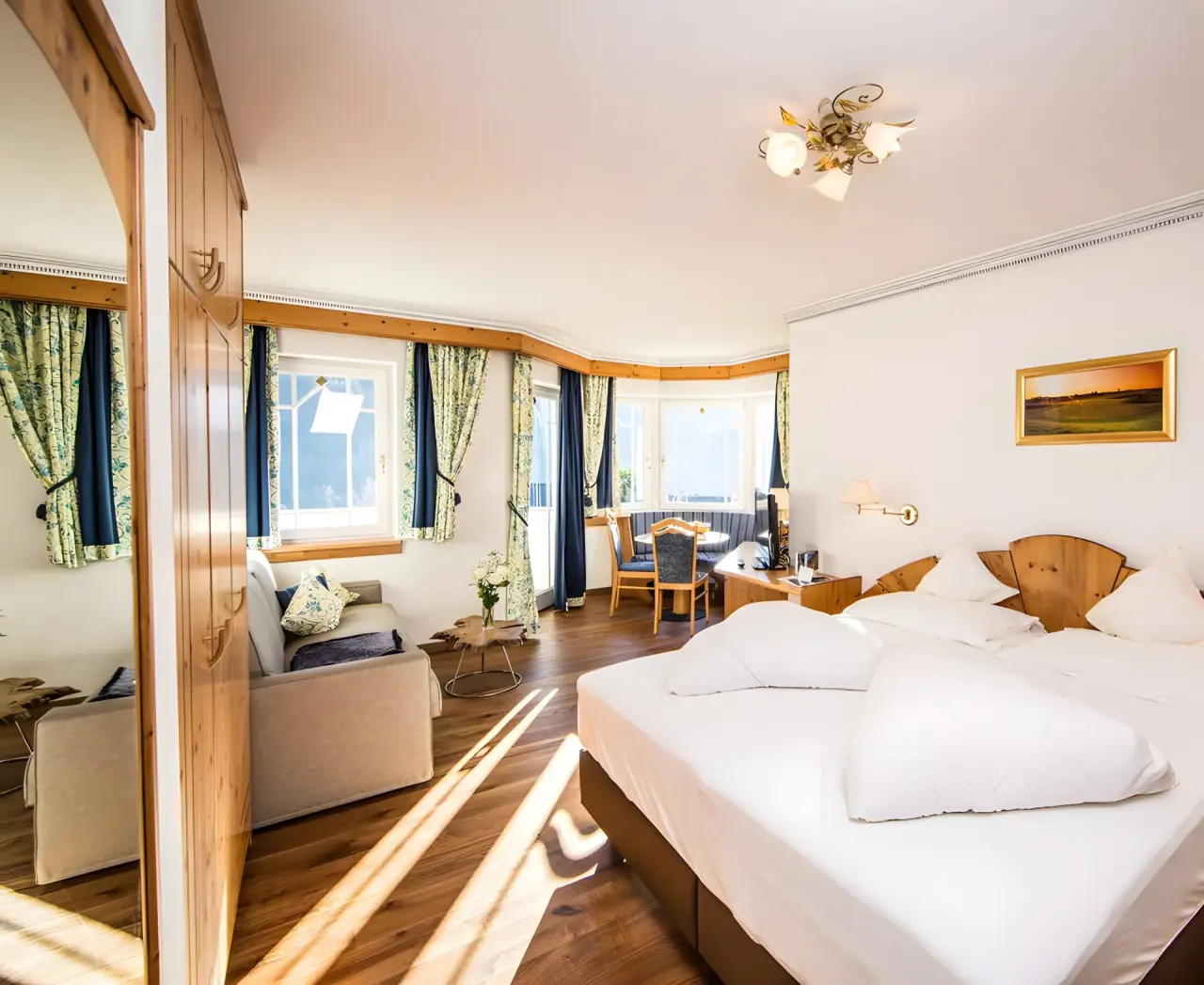 ANDREUS Golf & Spa Resort in Schenna – Helles Doppelzimmer mit Sitzecke und Bergblick | Wellnesshotel Südtirol