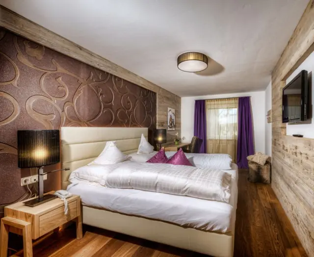 ANDREUS Golf & Spa Resort in Schenna – Komfortables Doppelzimmer mit Holzelementen | Wellnesshotel Südtirol