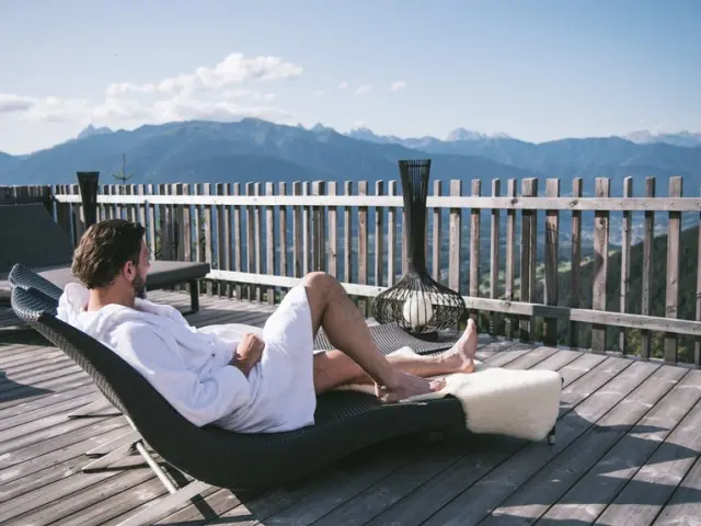 TRATTERHOF Mountain Sky Hotel in Terenten – Mann entspannt auf Sonnenliege mit Bergblick | Wellnesshotel Südtirol