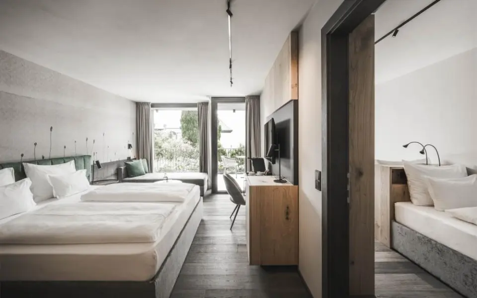 SomVita Suites in Dorf Tirol – Helles Doppelzimmer mit Balkon und Ausblick | Wellnesshotel Südtirol