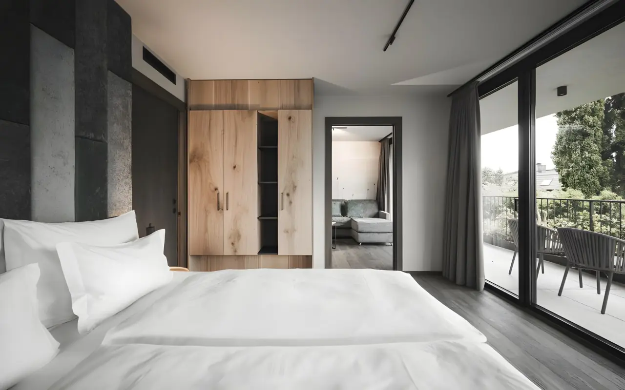 SomVita Suites in Dorf Tirol – Komfortables Hotelzimmer mit großem Balkon und Sitzbereich | Wellnesshotel Südtirol